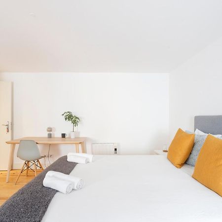 Suite In Cozy Apartment In Chiado In Shared House Lissabon Exterior foto