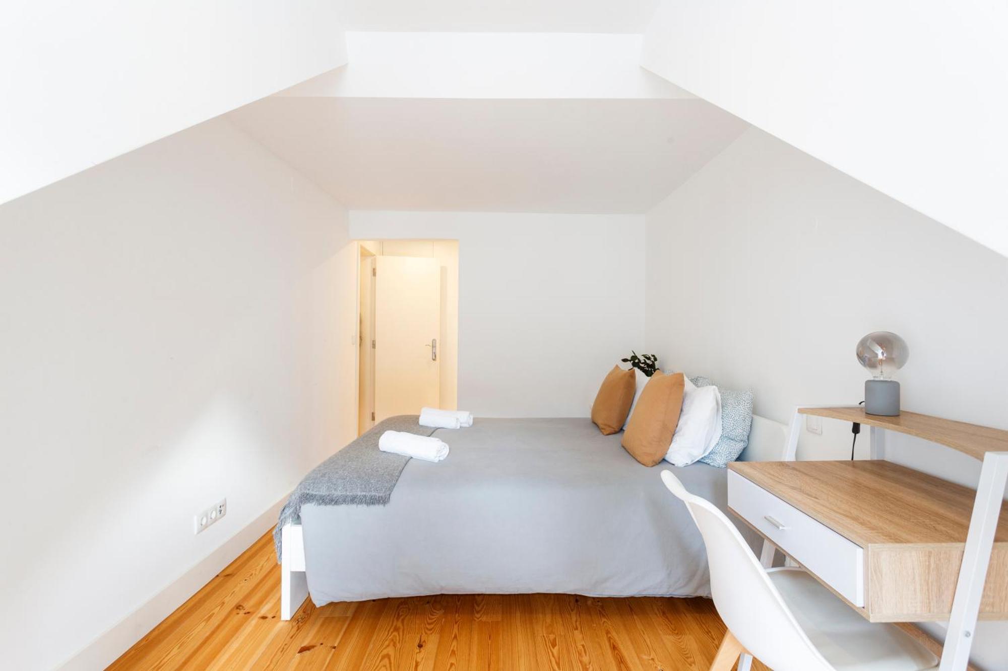 Suite In Cozy Apartment In Chiado In Shared House Lissabon Exterior foto