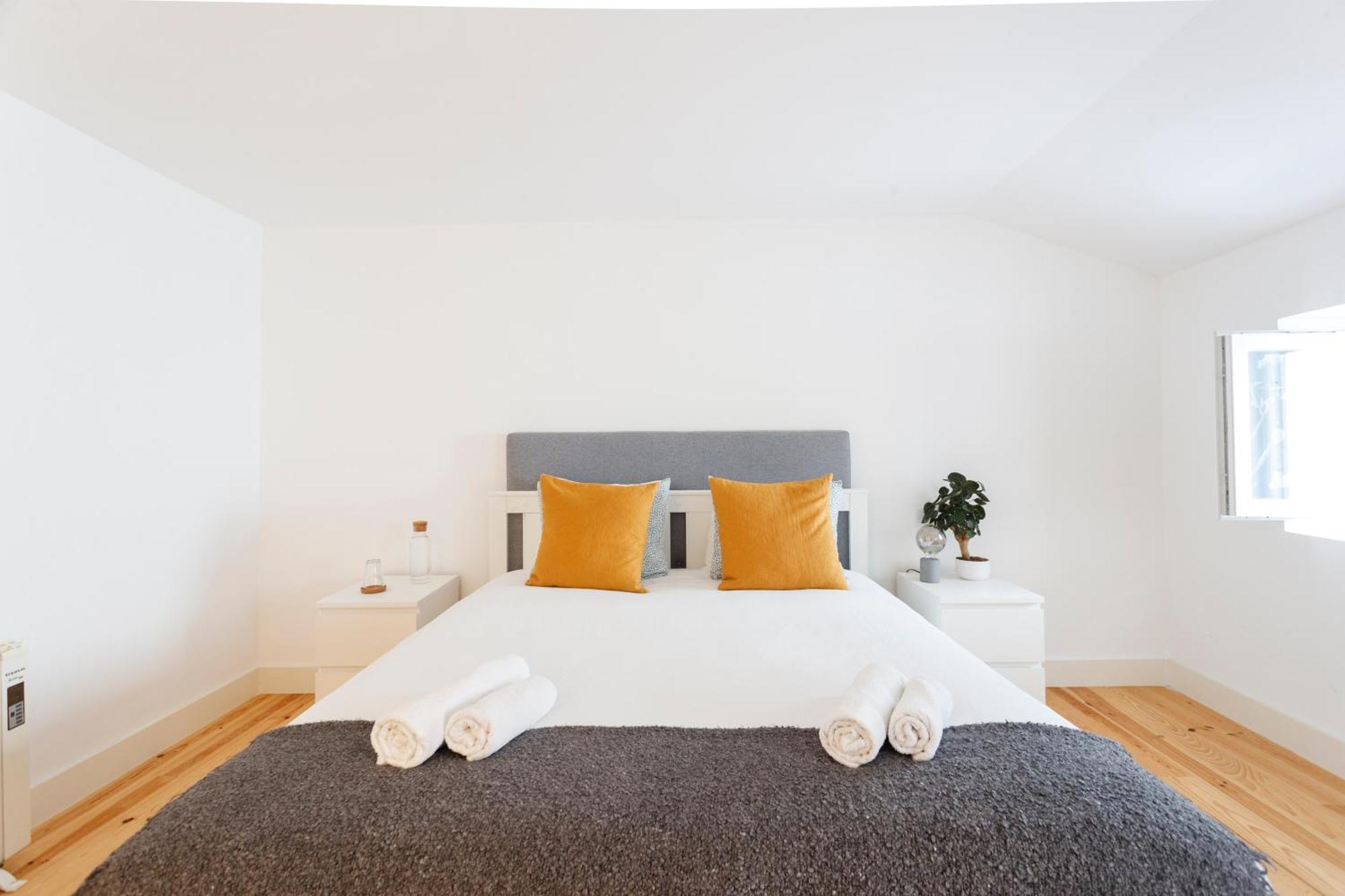 Suite In Cozy Apartment In Chiado In Shared House Lissabon Exterior foto