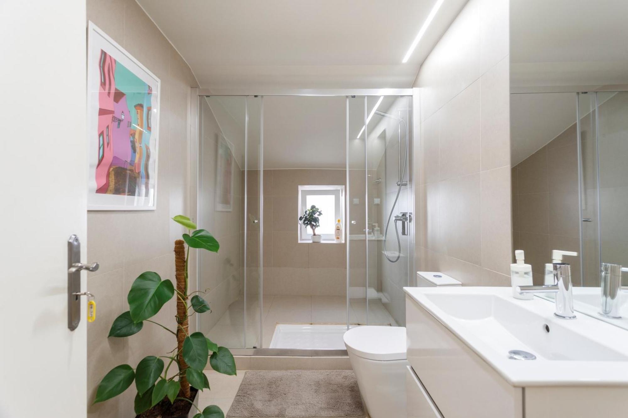 Suite In Cozy Apartment In Chiado In Shared House Lissabon Exterior foto
