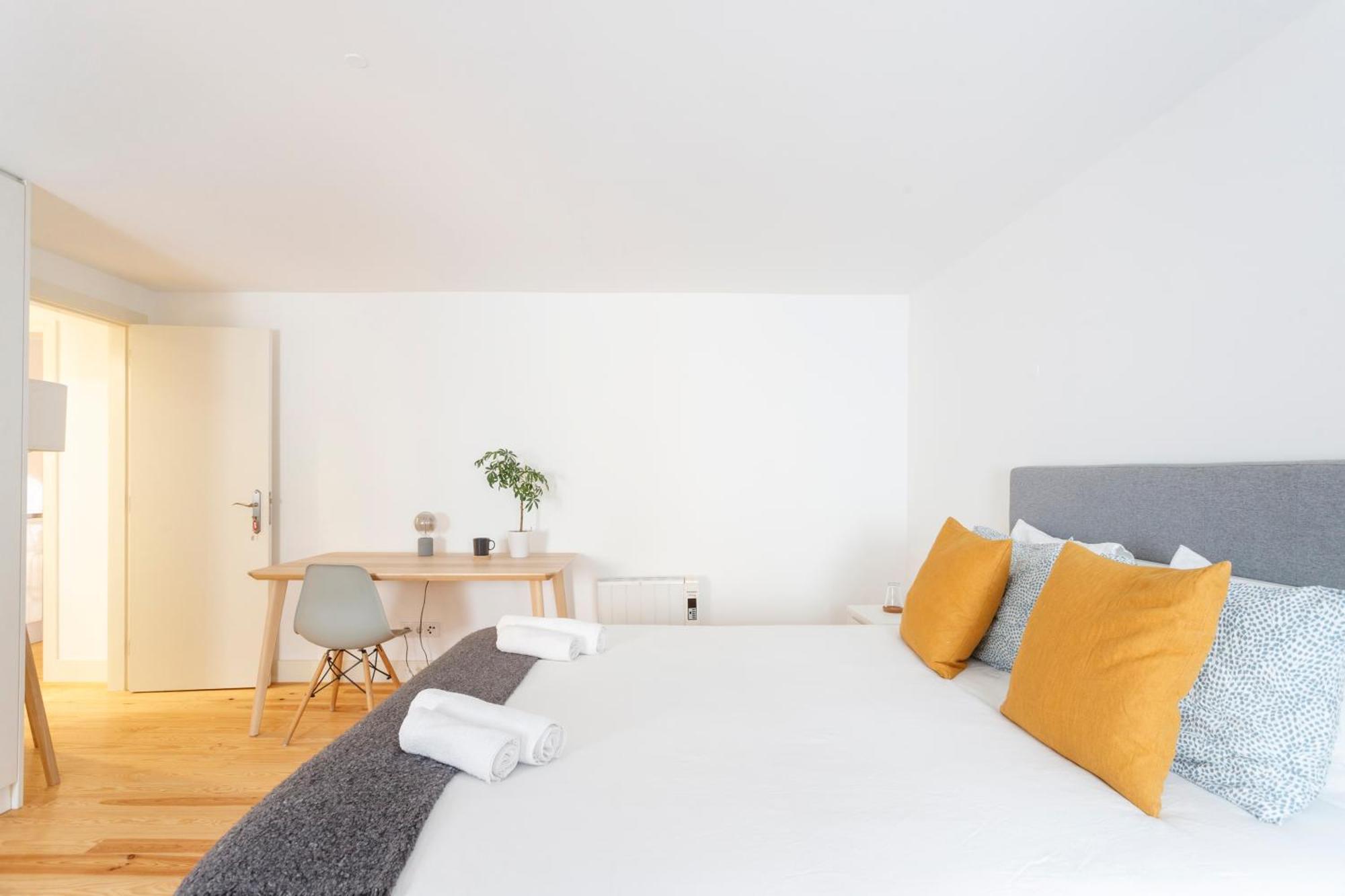 Suite In Cozy Apartment In Chiado In Shared House Lissabon Exterior foto
